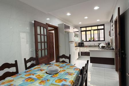 Casa para alugar com 226m², 5 quartos e 2 vagas Casa para alugar com 226m², 5 quartos e 2 vagasCozinha e Área de Serviço