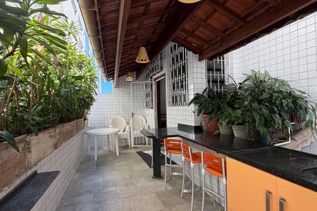 Casa para alugar com 226m², 5 quartos e 2 vagas Casa para alugar com 226m², 5 quartos e 2 vagasQuintal