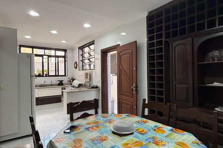 Casa para alugar com 226m², 5 quartos e 2 vagas Casa para alugar com 226m², 5 quartos e 2 vagasCozinha e Área de Serviço