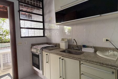 Casa para alugar com 226m², 5 quartos e 2 vagas Casa para alugar com 226m², 5 quartos e 2 vagasCozinha e Área de Serviço