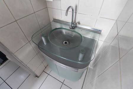 Banheiro de apartamento para alugar com 2 quartos, 56m² em Conjunto Residencial José Bonifácio, São Paulo