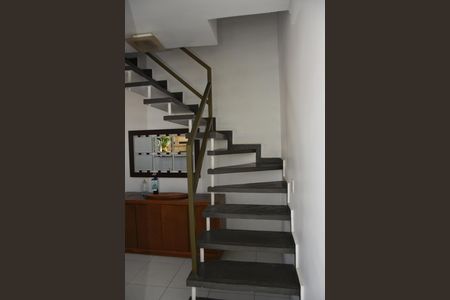 Apartamento para alugar com 152m², 3 quartos e sem vaga Apartamento para alugar com 152m², 3 quartos e sem vagaescada que leva a cobertura