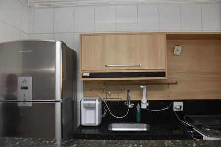 Apartamento para alugar com 152m², 3 quartos e sem vaga Apartamento para alugar com 152m², 3 quartos e sem vagaCozinha com armários, geladeira e fogão