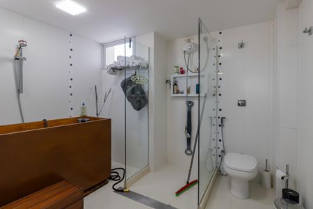 Apartamento à venda com 116m², 2 quartos e 1 vaga Apartamento à venda com 116m², 2 quartos e 1 vagaBanheiro da Suíte 1
