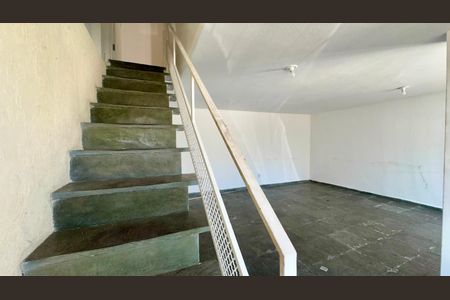 Casa para alugar com 212m², 3 quartos e 1 vaga Casa para alugar com 212m², 3 quartos e 1 vagaSalão/escadas