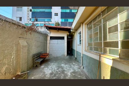 Lateral da casa  de casa para alugar com 3 quartos, 212m² em Serra, Belo Horizonte