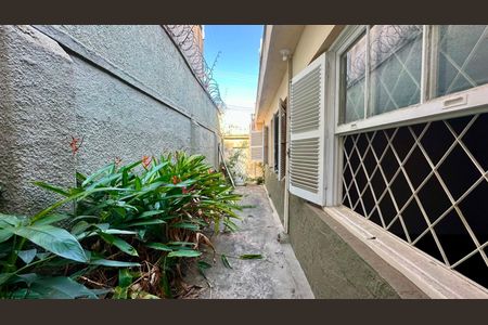 Lateral da casa  de casa para alugar com 3 quartos, 212m² em Serra, Belo Horizonte