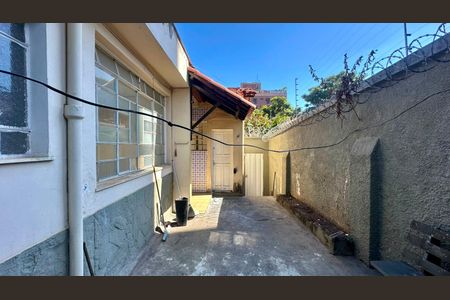 Casa para alugar com 212m², 3 quartos e 1 vaga Casa para alugar com 212m², 3 quartos e 1 vagaLateral da casa