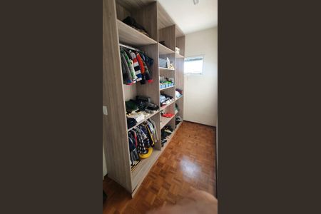 Casa de condomínio à venda com 338m², 3 quartos e 4 vagas Casa de condomínio à venda com 338m², 3 quartos e 4 vagasCloset