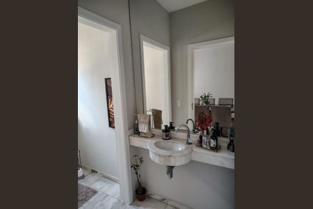 Casa de condomínio à venda com 338m², 3 quartos e 4 vagas Casa de condomínio à venda com 338m², 3 quartos e 4 vagasBanheiro