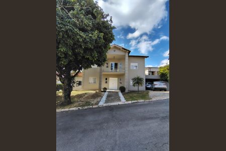 Casa de condomínio à venda com 338m², 3 quartos e 4 vagas Casa de condomínio à venda com 338m², 3 quartos e 4 vagasFachada