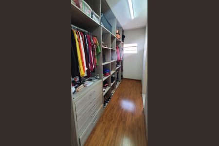 Casa de condomínio à venda com 338m², 3 quartos e 4 vagas Casa de condomínio à venda com 338m², 3 quartos e 4 vagasCloset