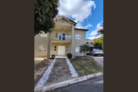 Casa de condomínio à venda com 338m², 3 quartos e 4 vagas Casa de condomínio à venda com 338m², 3 quartos e 4 vagasFachada
