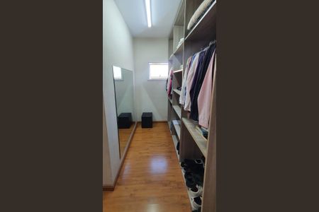 Casa de condomínio à venda com 338m², 3 quartos e 4 vagas Casa de condomínio à venda com 338m², 3 quartos e 4 vagasCloset