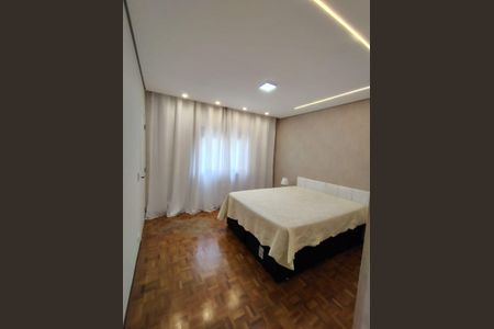 Casa de condomínio à venda com 338m², 3 quartos e 4 vagas Casa de condomínio à venda com 338m², 3 quartos e 4 vagasQuarto