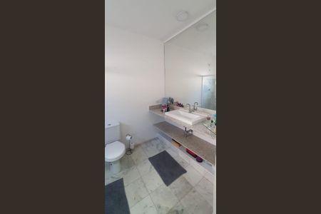 Casa de condomínio à venda com 338m², 3 quartos e 4 vagas Casa de condomínio à venda com 338m², 3 quartos e 4 vagasBanheiro