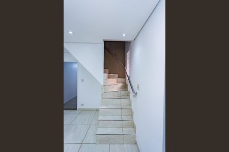 Casa para alugar com 163m², 3 quartos e 2 vagas Casa para alugar com 163m², 3 quartos e 2 vagasEscada