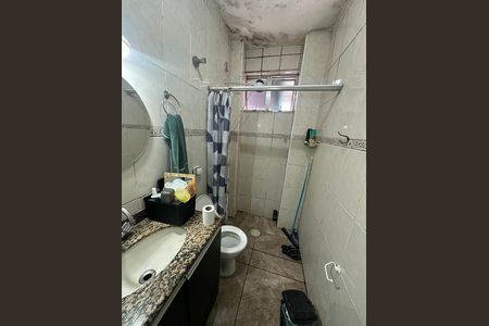 Banheiro de apartamento para alugar com 2 quartos, 60m² em Centro, São Vicente