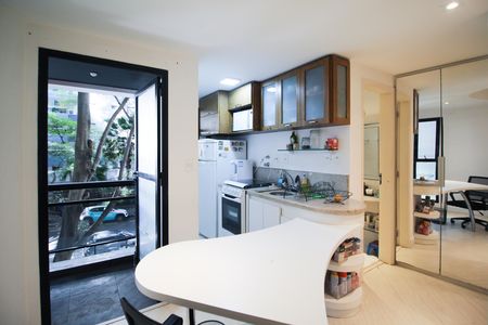 Cozinha de apartamento à venda com 1 quarto, 35m² em Vila Nova Conceição, São Paulo