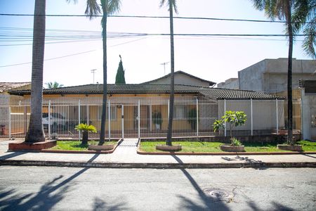 Fachada de casa à venda com 4 quartos, 800m² em Elísio Campos, Goiânia
