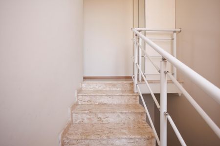 Casa de condomínio para alugar com 265m², 3 quartos e 2 vagas Casa de condomínio para alugar com 265m², 3 quartos e 2 vagasEscada