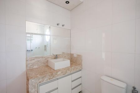 Casa de condomínio para alugar com 265m², 3 quartos e 2 vagas Casa de condomínio para alugar com 265m², 3 quartos e 2 vagasBanheiro da Suíte