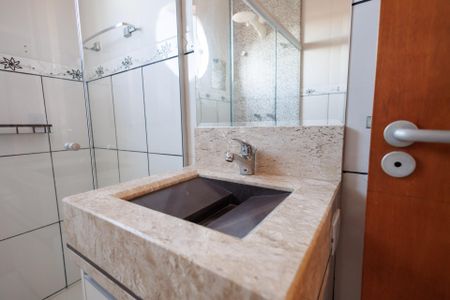 Casa de condomínio para alugar com 265m², 3 quartos e 2 vagas Casa de condomínio para alugar com 265m², 3 quartos e 2 vagasBanheiro Corredor