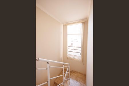 Casa de condomínio para alugar com 265m², 3 quartos e 2 vagas Casa de condomínio para alugar com 265m², 3 quartos e 2 vagasEscada