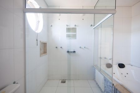 Casa de condomínio para alugar com 265m², 3 quartos e 2 vagas Casa de condomínio para alugar com 265m², 3 quartos e 2 vagasBanheiro da Suíte