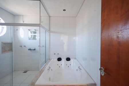 Casa de condomínio para alugar com 265m², 3 quartos e 2 vagas Casa de condomínio para alugar com 265m², 3 quartos e 2 vagasBanheiro da Suíte