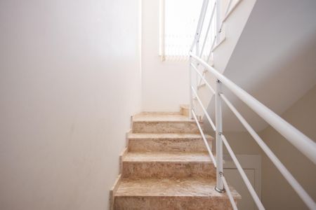 Casa de condomínio para alugar com 265m², 3 quartos e 2 vagas Casa de condomínio para alugar com 265m², 3 quartos e 2 vagasEscada