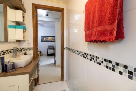 Banheiro social de apartamento à venda com 2 quartos, 60m² em Cavalhada, Porto Alegre