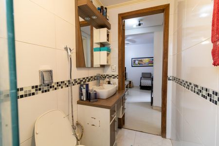 Banheiro de apartamento à venda com 2 quartos, 60m² em Cavalhada, Porto Alegre