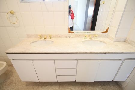 Apartamento para alugar com 234m², 3 quartos e 3 vagasBanheiro da Suíte