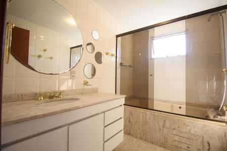 Apartamento para alugar com 234m², 3 quartos e 3 vagasBanheiro