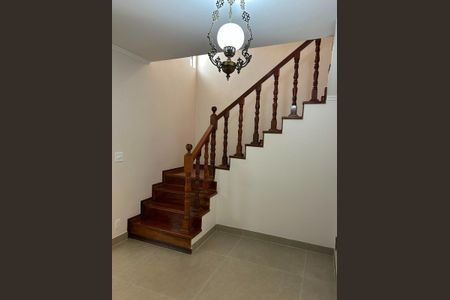 Escada de casa à venda com 4 quartos, 350m² em Pinheirinho, Santo André
