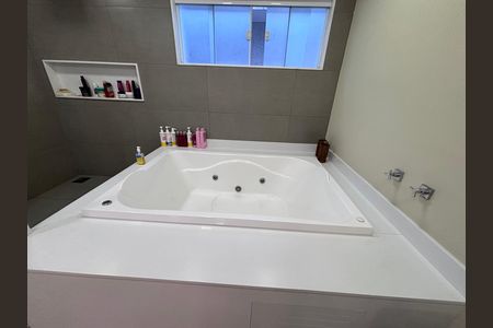Banheiro da Suíte 1 de casa de condomínio à venda com 4 quartos, 360m² em Barra da Tijuca, Rio de Janeiro