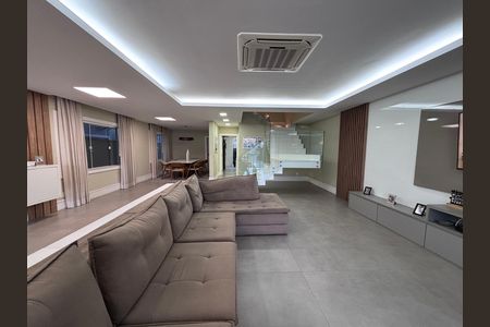 Casa de condomínio à venda com 360m², 4 quartos e 2 vagasSala