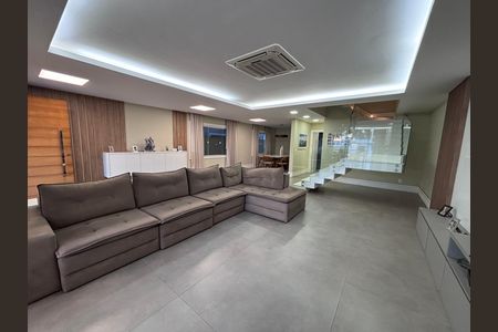 Casa de condomínio à venda com 360m², 4 quartos e 2 vagasSala
