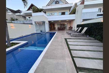 Casa de condomínio à venda com 360m², 4 quartos e 2 vagasÁrea externa