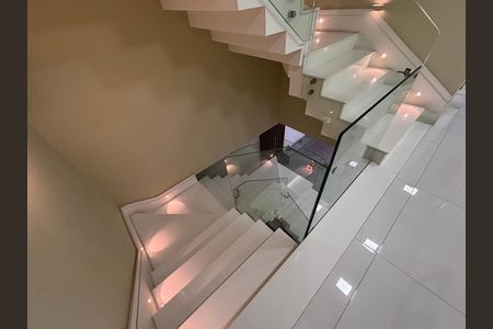 Casa de condomínio à venda com 360m², 4 quartos e 2 vagasEscada