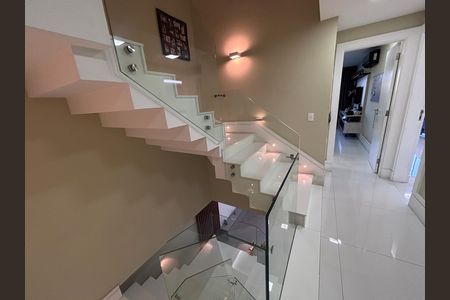 Casa de condomínio à venda com 360m², 4 quartos e 2 vagasEscada