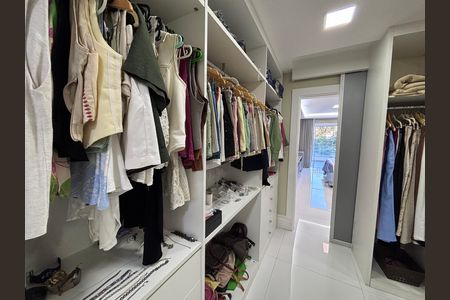 Casa de condomínio à venda com 360m², 4 quartos e 2 vagasCloset da Suíte 1