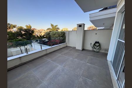 Casa de condomínio à venda com 360m², 4 quartos e 2 vagasVaranda