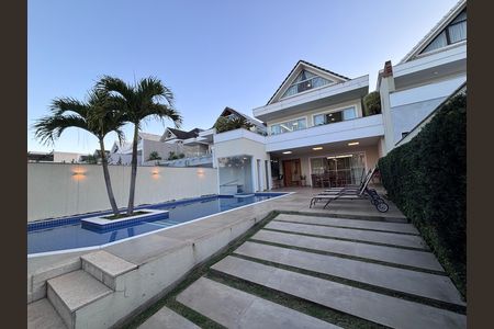 Casa de condomínio à venda com 360m², 4 quartos e 2 vagasFachada