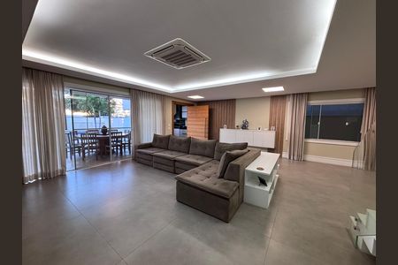 Casa de condomínio à venda com 360m², 4 quartos e 2 vagasSala