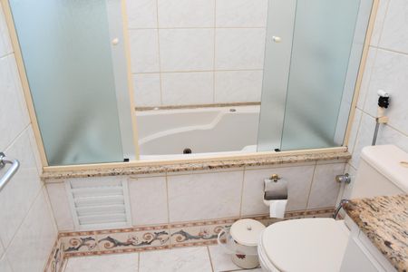Casa à venda com 321m², 3 quartos e 4 vagas Casa à venda com 321m², 3 quartos e 4 vagasBanheiro da Suíte + banheiro