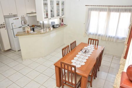 Casa à venda com 321m², 3 quartos e 4 vagas Casa à venda com 321m², 3 quartos e 4 vagassala de jantar e cozinha vista do alto