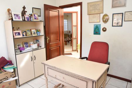 Casa à venda com 321m², 3 quartos e 4 vagas Casa à venda com 321m², 3 quartos e 4 vagasEscritório