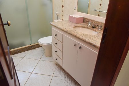 Casa à venda com 321m², 3 quartos e 4 vagas Casa à venda com 321m², 3 quartos e 4 vagasBanheiro Social